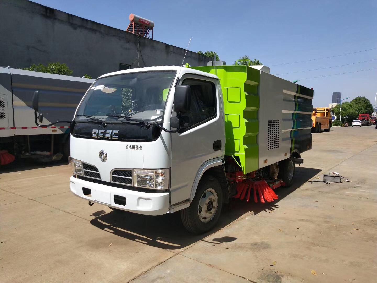 道路清掃車的行業(yè)價值與應(yīng)用 洗掃車、掃地車與掃路車的全面解析